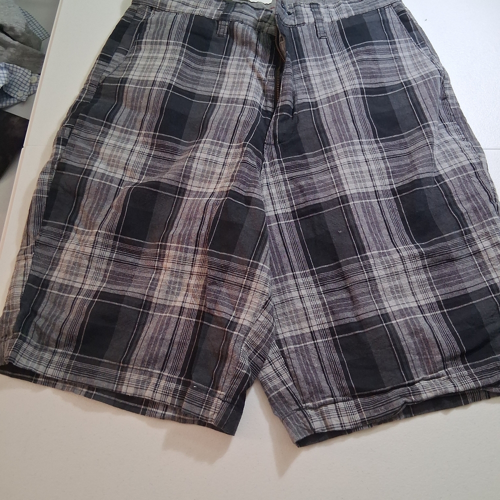 Burnside Black and Gray Plaid Shorts Men Size 30
